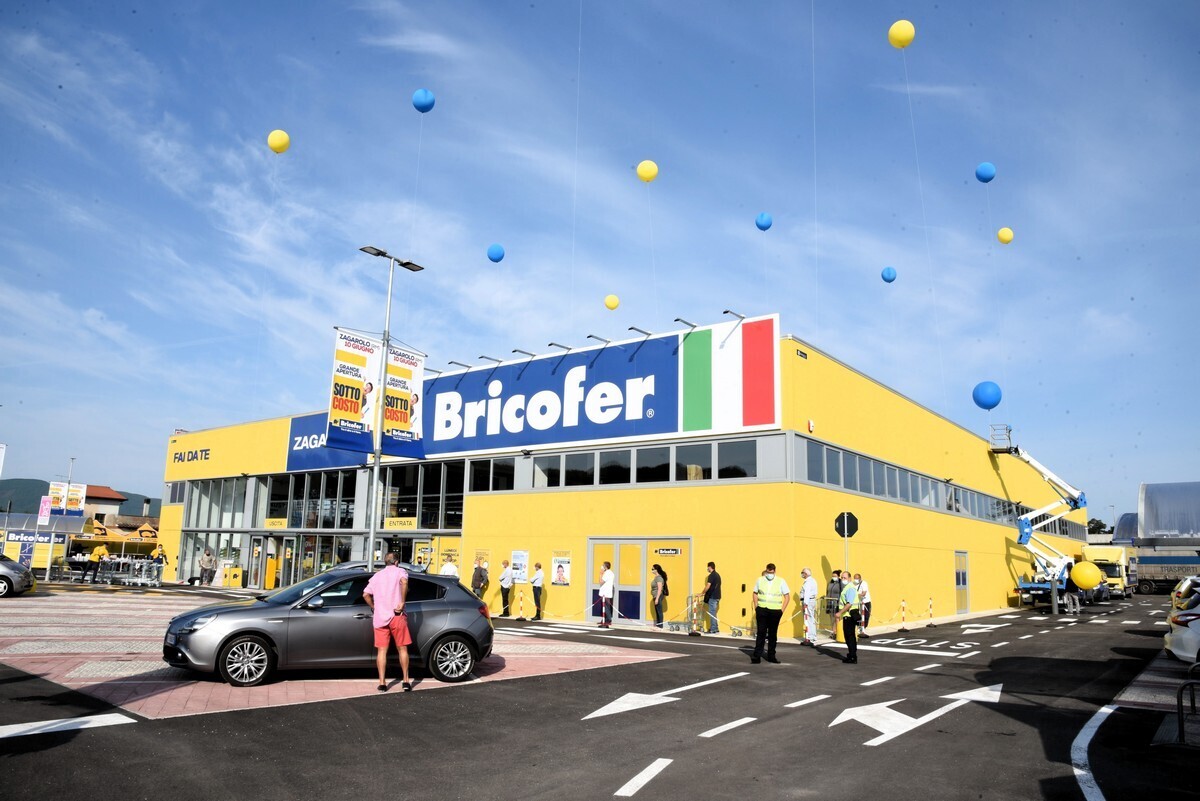 Arcaplanet gruppo Bricofer negozi corner primo anno 1