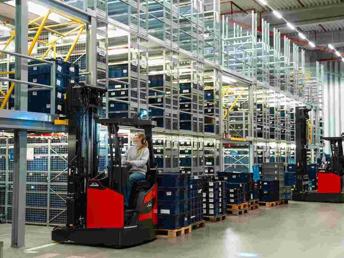 Con i carrelli retrattili Ri14-Ri18 Linde MH ottimizza la logistica di magazzino