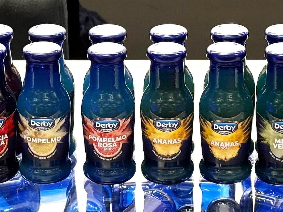 Conserve Italia lancia la linea Frutta Frizzante con Verralia nella bottiglia vetro blu cobalto