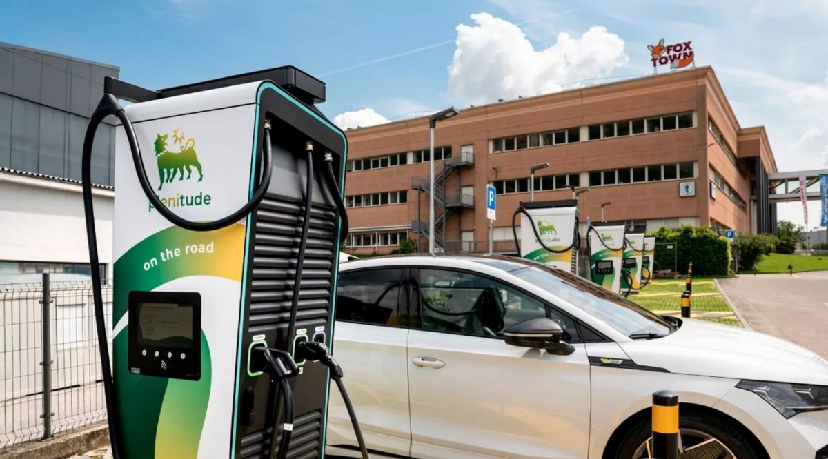 Plenitude installa un avanzato hub di ricarica al FoxTown di Mendrisio