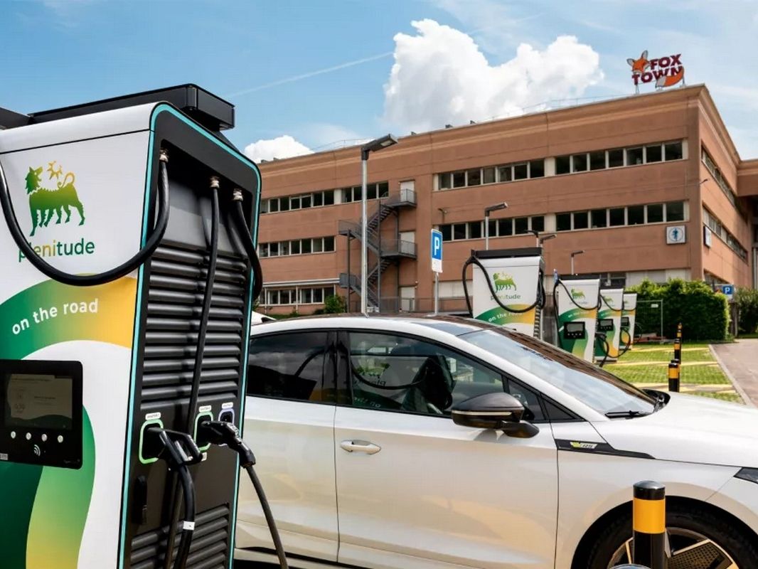 Plenitude installa un avanzato hub di ricarica al FoxTown di Mendrisio