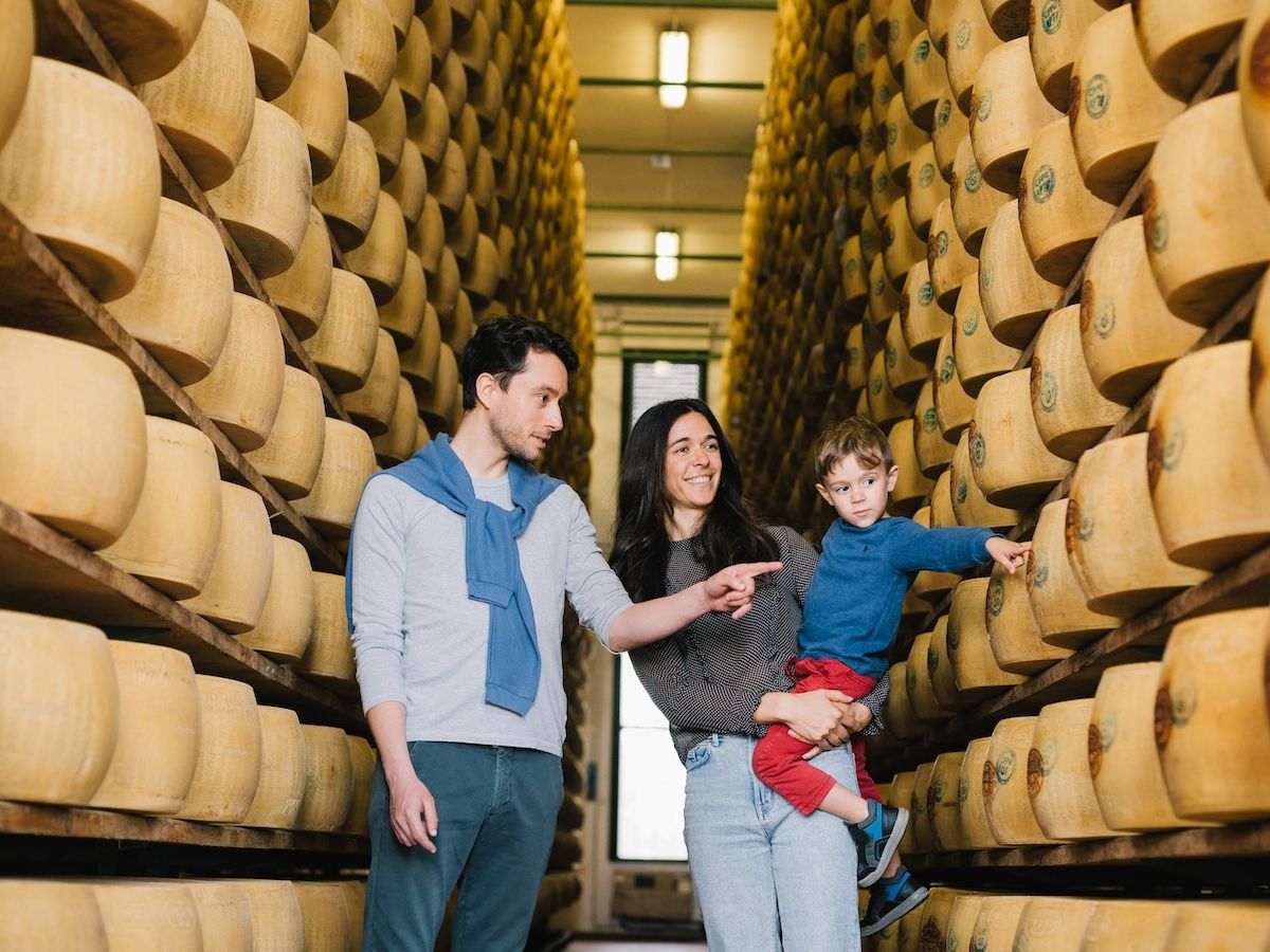 Parmigiano Reggiano: torna “Caseifici Aperti” con il debutto del primo “Evento Off” a Bologna 