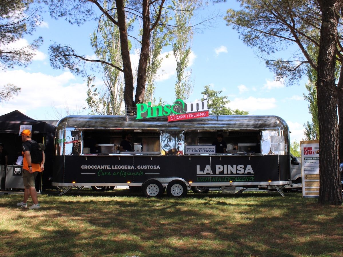 Pinsami torna on the road per l'estate 2026 con il suo food truck