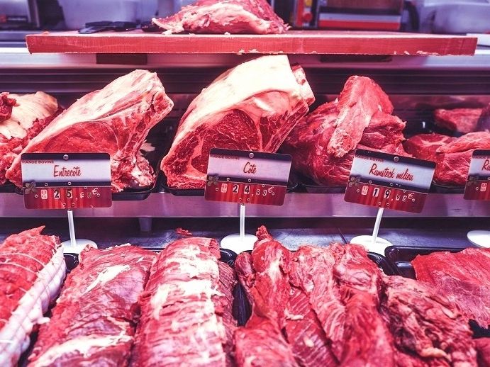 Carne bovina, prezzi caldi. Nel carrello meno salumi e più pollame