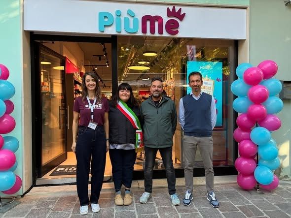 Inaugurazione del negozio di San Polo d'Enza, in provincia di Reggio Emilia