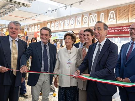 L'inaugurazione del pdv di Viale Piave a Milano con la famiglia Caprotti, il presidente della Regione Lombardia Attilio Fontana e il sindaco Giuseppe Sala