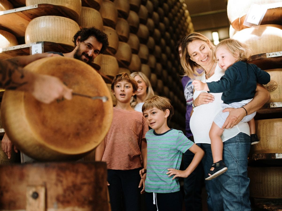 Le Parmigiano Reggiano se présente au Ttg Travel Experience comme destination touristique