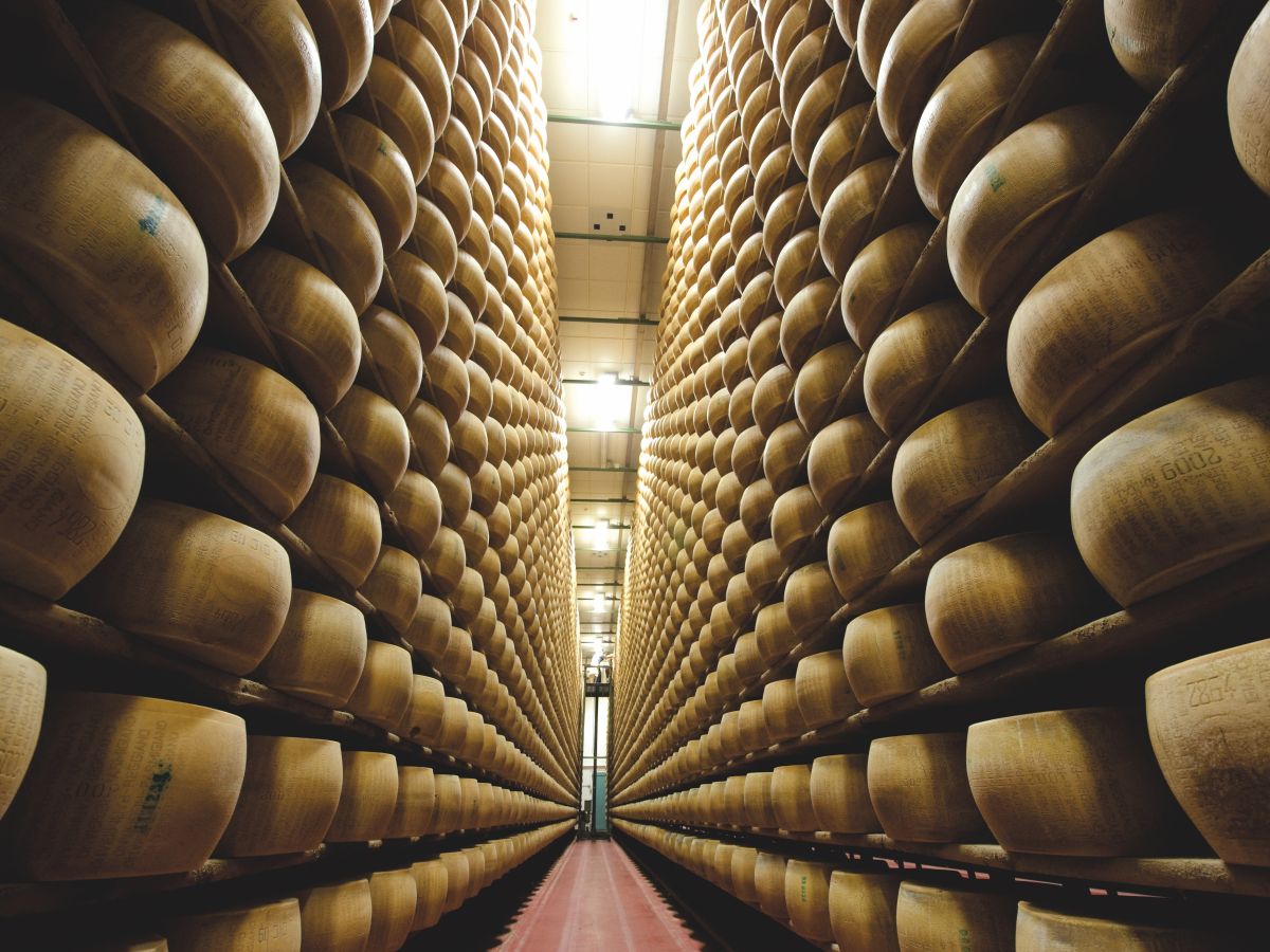 Parmigiano Reggiano: la produzione corre troppo (+5,2%). Giro di vite del Consorzio
