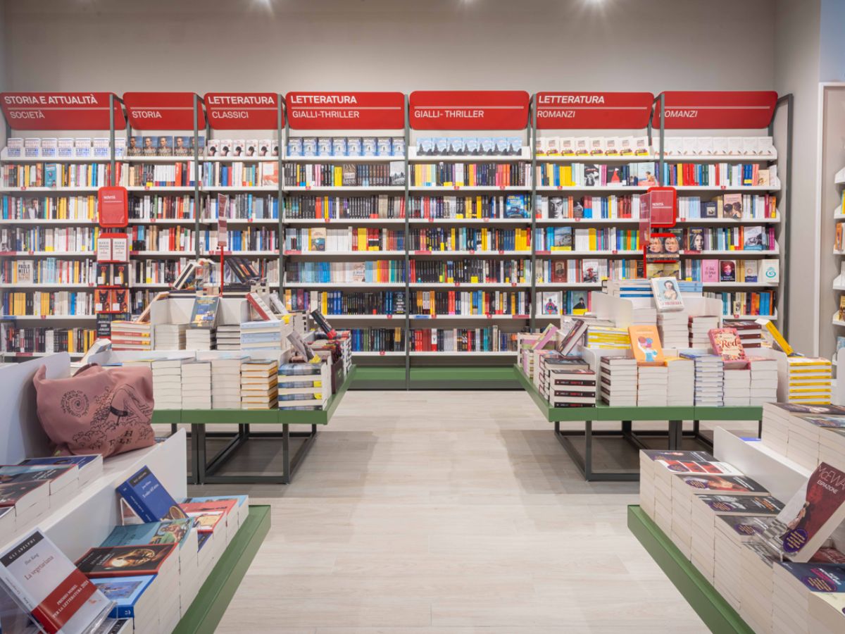 Il Mondadori Bookstore di Ostia si rinnova con spazi moderni e un'area dedicata ai giovani lettori