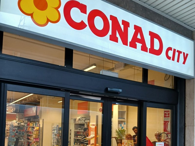 Restyling e cambio insegna per il nuovo Conad City a Bologna