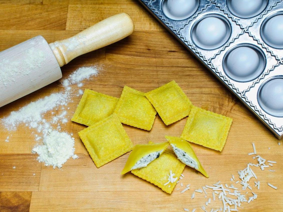 Piatti gourmet da preparare a casa: ravioli con crema di funghi e pinoli