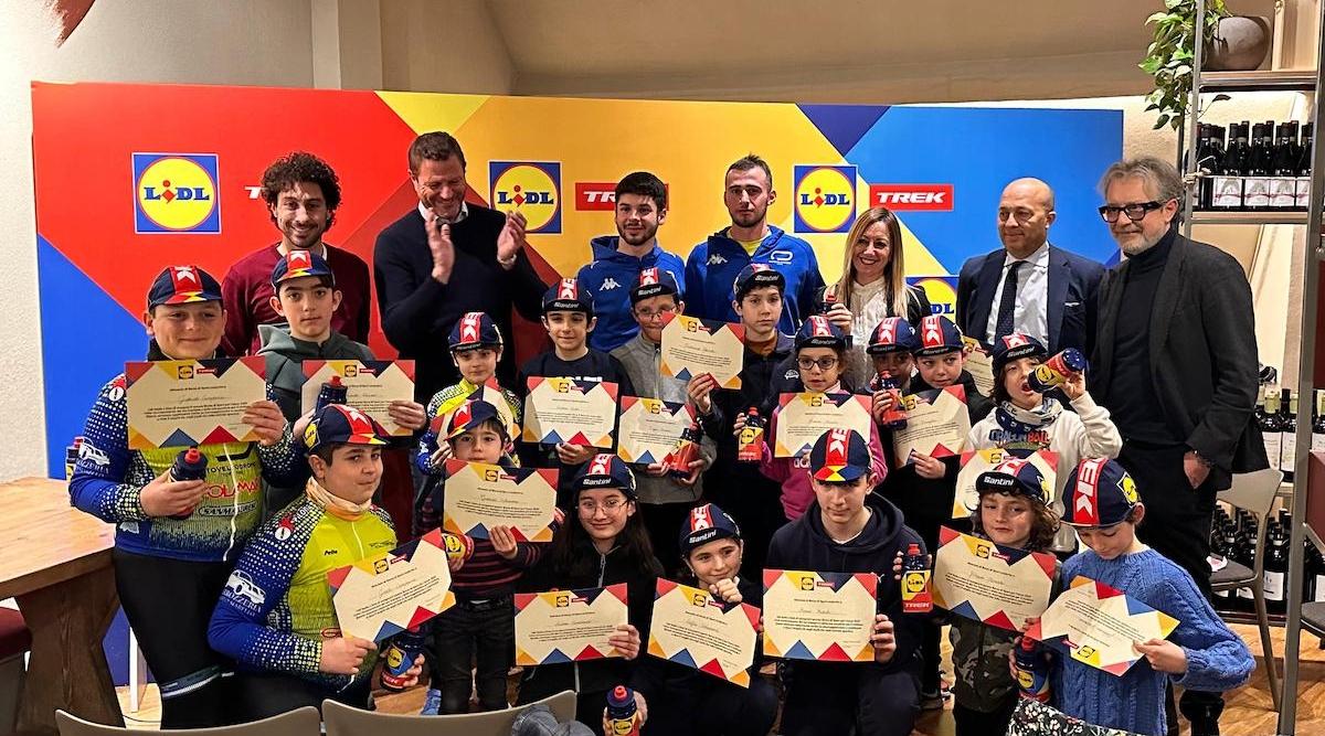 Lidl Italia finanzia 20 borse per giovani ciclisti