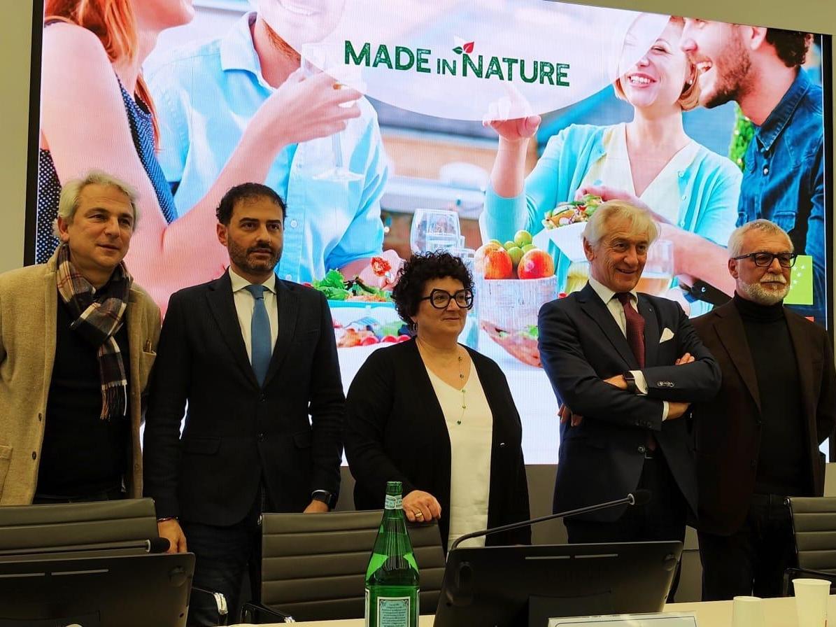 Biologico, vendite a 5,7 miliardi. Nel carrello il 10% di ortofrutta  