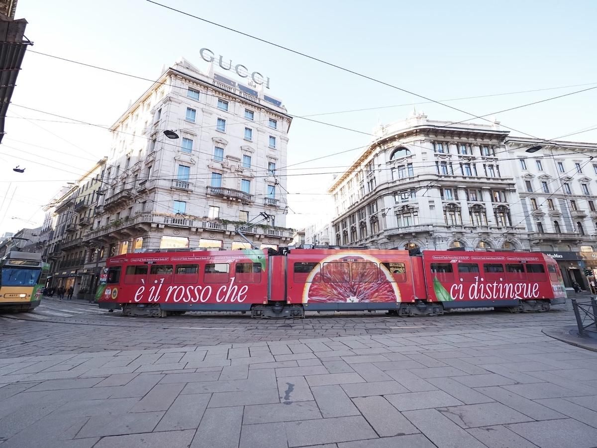 L’arancia rossa di Sicilia Igp colora i tram di Milano