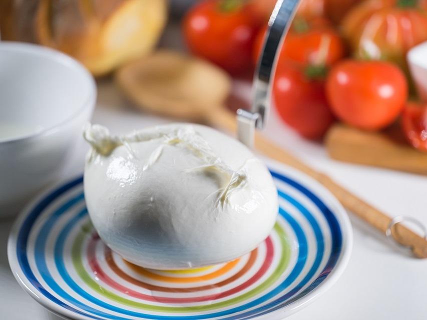 Frena la mozzarella di bufala. Coldiretti: stop al latte congelato