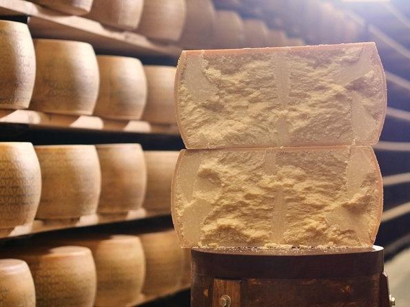 Parmigiano Reggiano, vendite al consumo a 3,2 miliardi. Brilla l'export