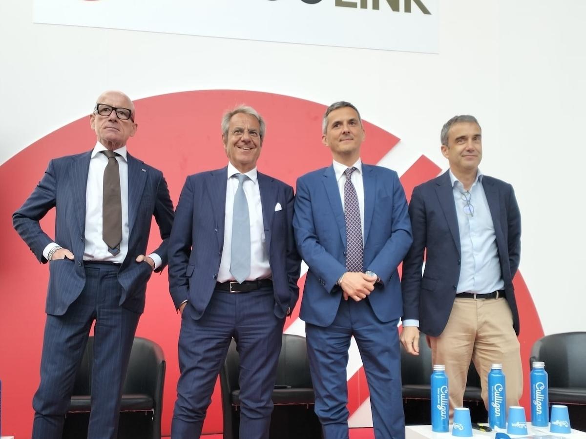 Da sinistra Edoardo Gamboni (VéGé), Giorgio Santambrogio (VéGé), Enzo Frasio (NIQ), Romolo De Camillis (NIQ) VéGé Data Sharing raggiunge la versione 3.0