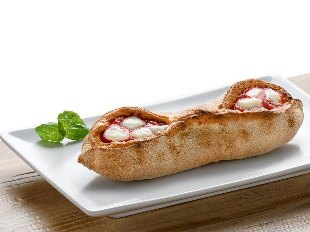 La Sorrentina pinzata a mano è una specialità di Sorrento Idak mangia la pizza di Sorrento