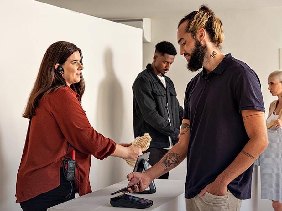 Adyen retail report 2025, il 32% degli italiani utilizza l'ia per fare acquisti