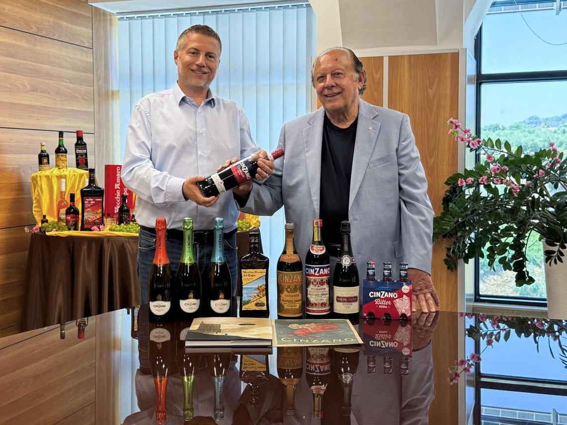 Da sinistra: Nuccio e Pippo Caffo Caffo raddoppia con Cinzano
