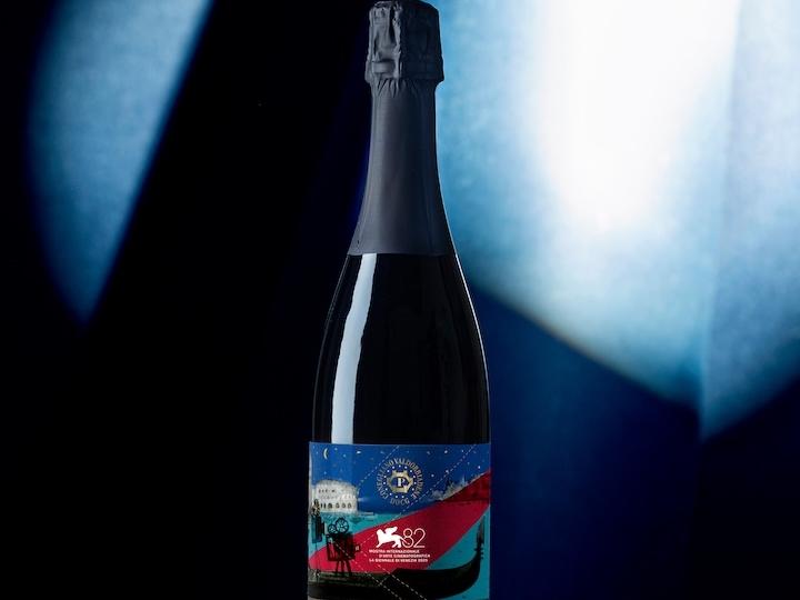 Il Conegliano Valdobbiadene Prosecco Docg è la bollicina ufficiale della 82. Mostra d'Arte Cinematografica - Distribuzione Moderna Il Conegliano Valdobbiadene Prosecco Docg è la bollicina ufficiale della 82. Mostra d'Arte Cinematografica - Distribuzione Moderna