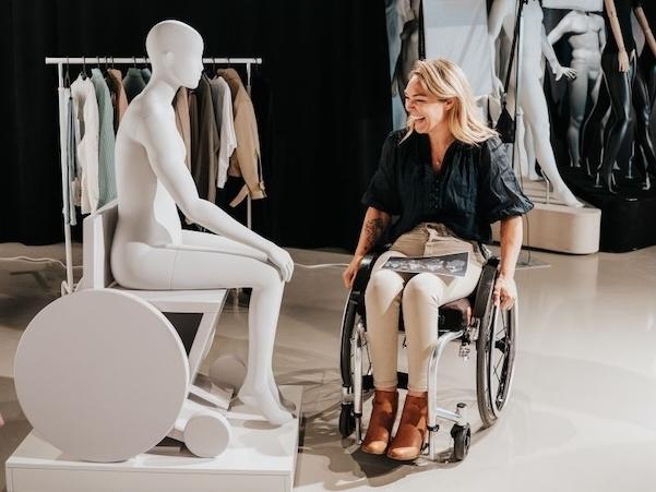 Primark presenta il manichino inclusivo "Sophie", un passo avanti verso una moda più accessibile - Distribuzione Moderna Primark presenta il manichino inclusivo "Sophie", un passo avanti verso una moda più accessibile - Distribuzione Moderna