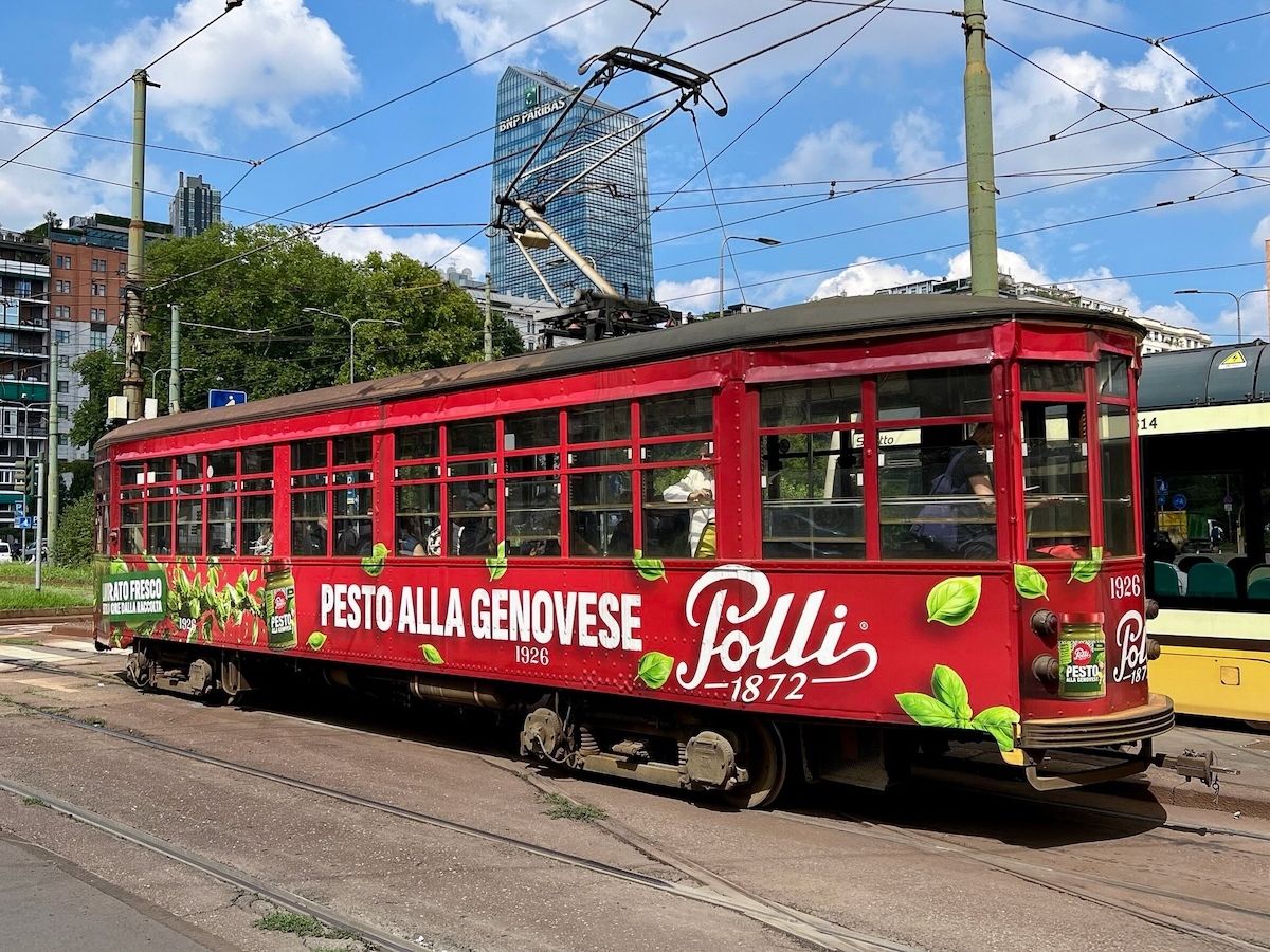 Polli viaggia in tram a Milano per rafforzare la presenza nel mercato del pesto