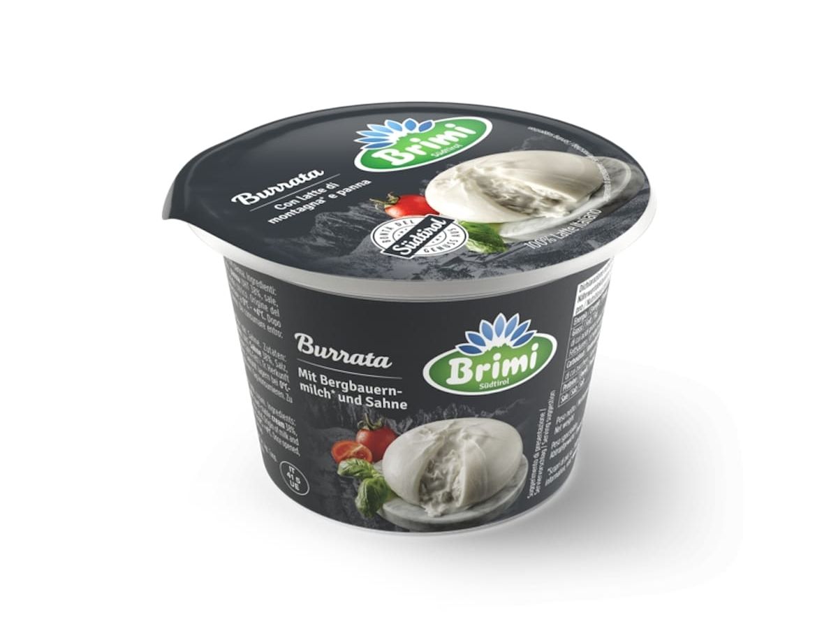 Brimi lancia due novità: Burrata e Stracciatella, realizzate nel cuore delle Dolomiti con il latte di montagna proveniente da masi di alta quota.  La Burrata e la Stracciatella di Brimi sono sinonimi della tradizione che continua a reinventarsi. Sono morbide e succose, possono essere assaporate da sole, con un filo d’olio d’oliva, oppure insieme a verdura di stagione, affettati freschi o, ancora, come topping sulla pasta, sull’insalata e anche sulla pizza.   La Burrata e la Stracciatella di Brimi saranno disponibili a partire dall’autunno 2025 nel comodo formato da 100 g (burrata) e 250 g (stracciatella).