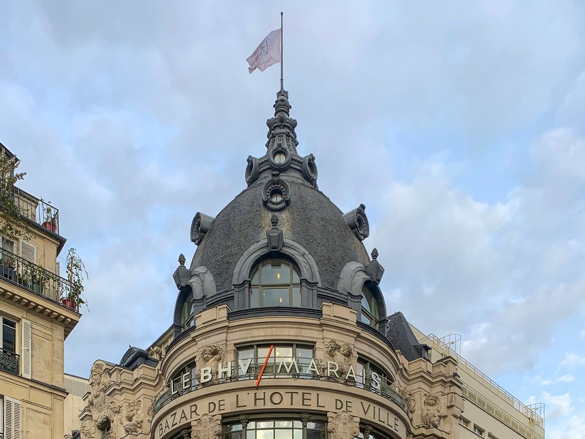 Shein apre il primo negozio mondiale a Parigi. Ma la battaglia non è finita...