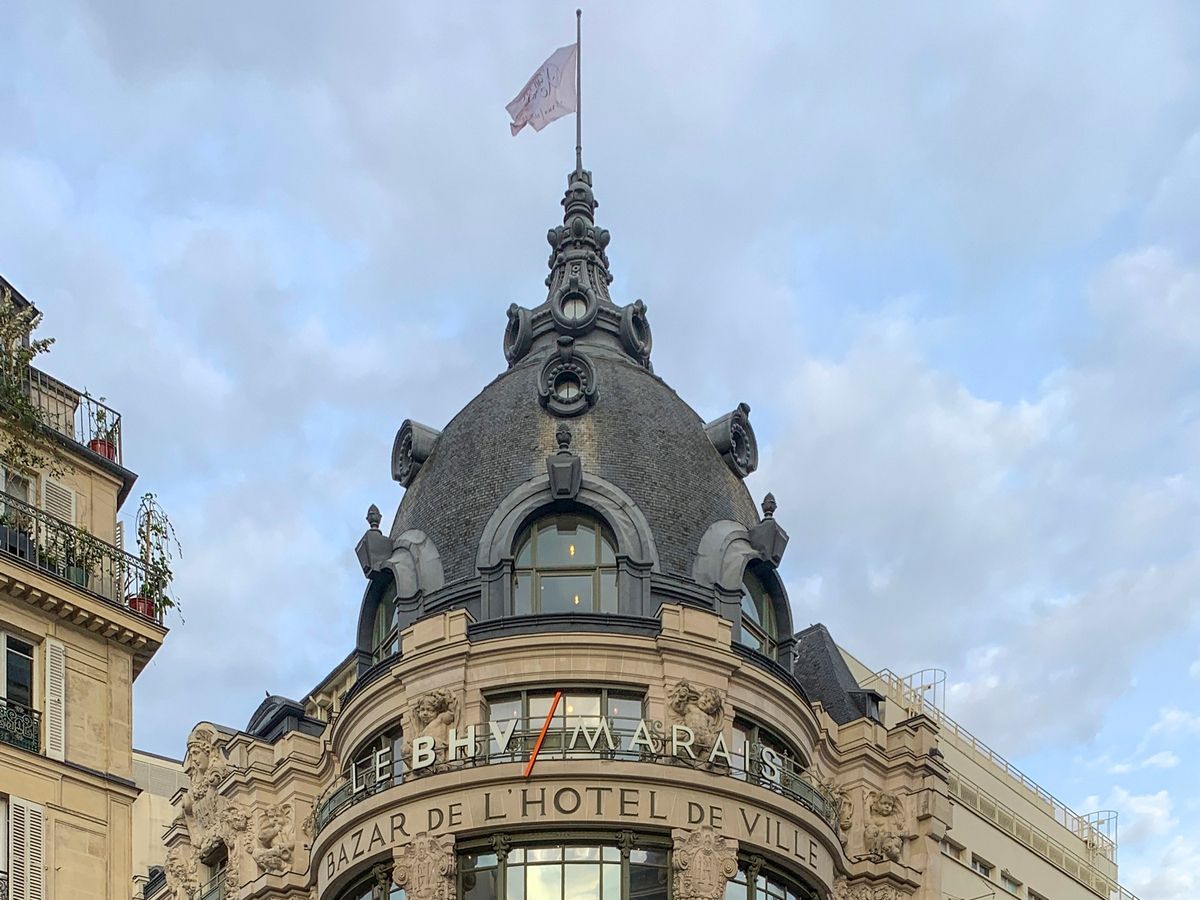 Shein apre il primo negozio mondiale a Parigi. Ma la battaglia non è finita...