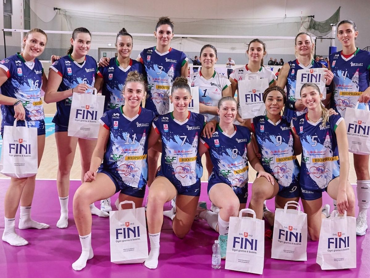 Gruppo Fini accanto alla squadra femminile del Volley Modena 