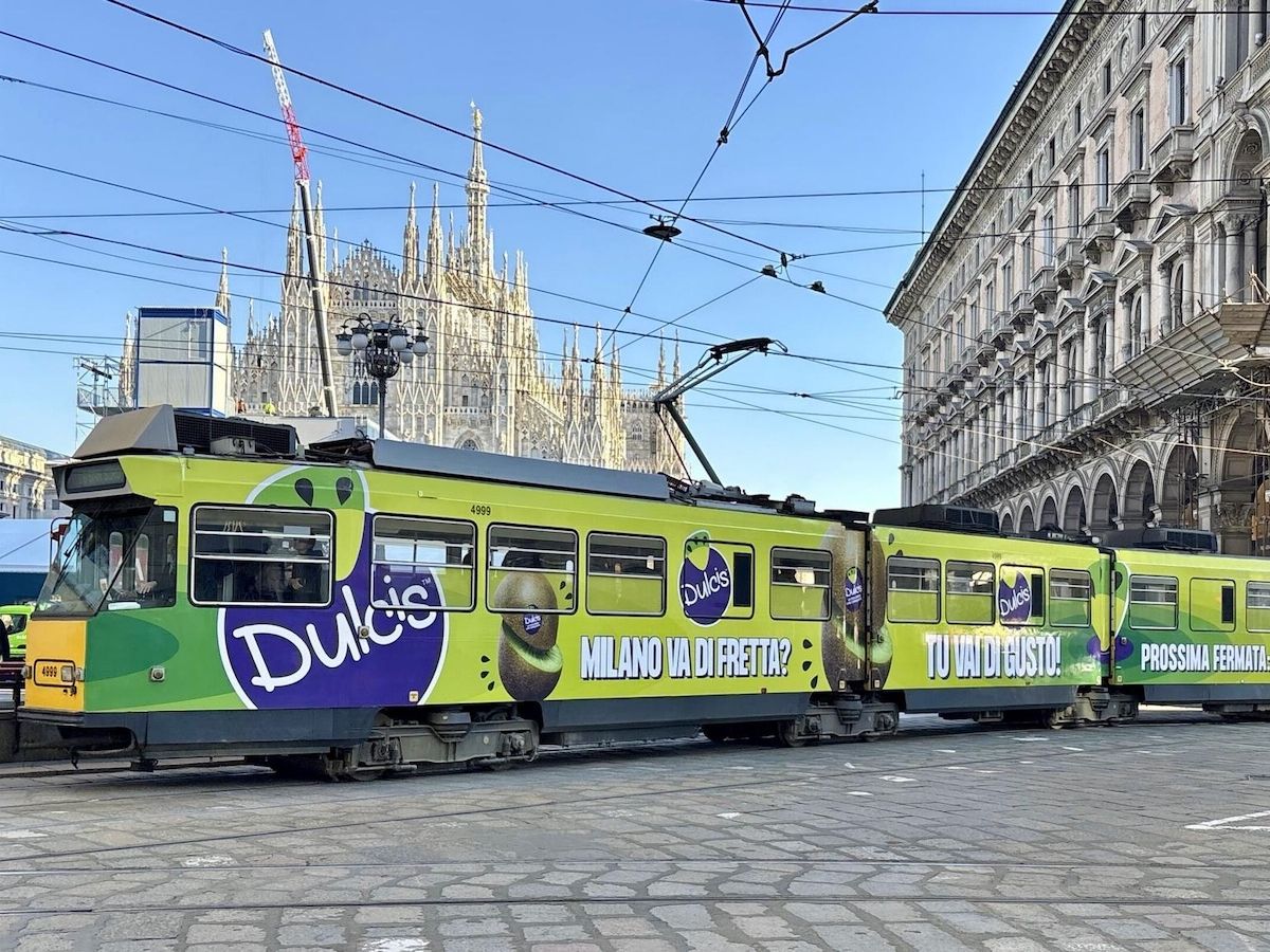 Kiwi Dulcis veste i tram di Milano e celebra i risultati positivi di vendita