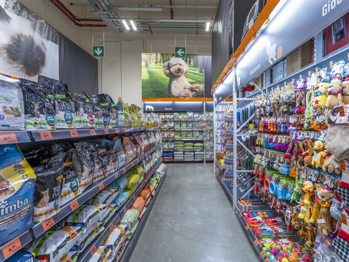 Obi porta la solidarietà tra gli scaffali: tornano gli “Happy pets days”