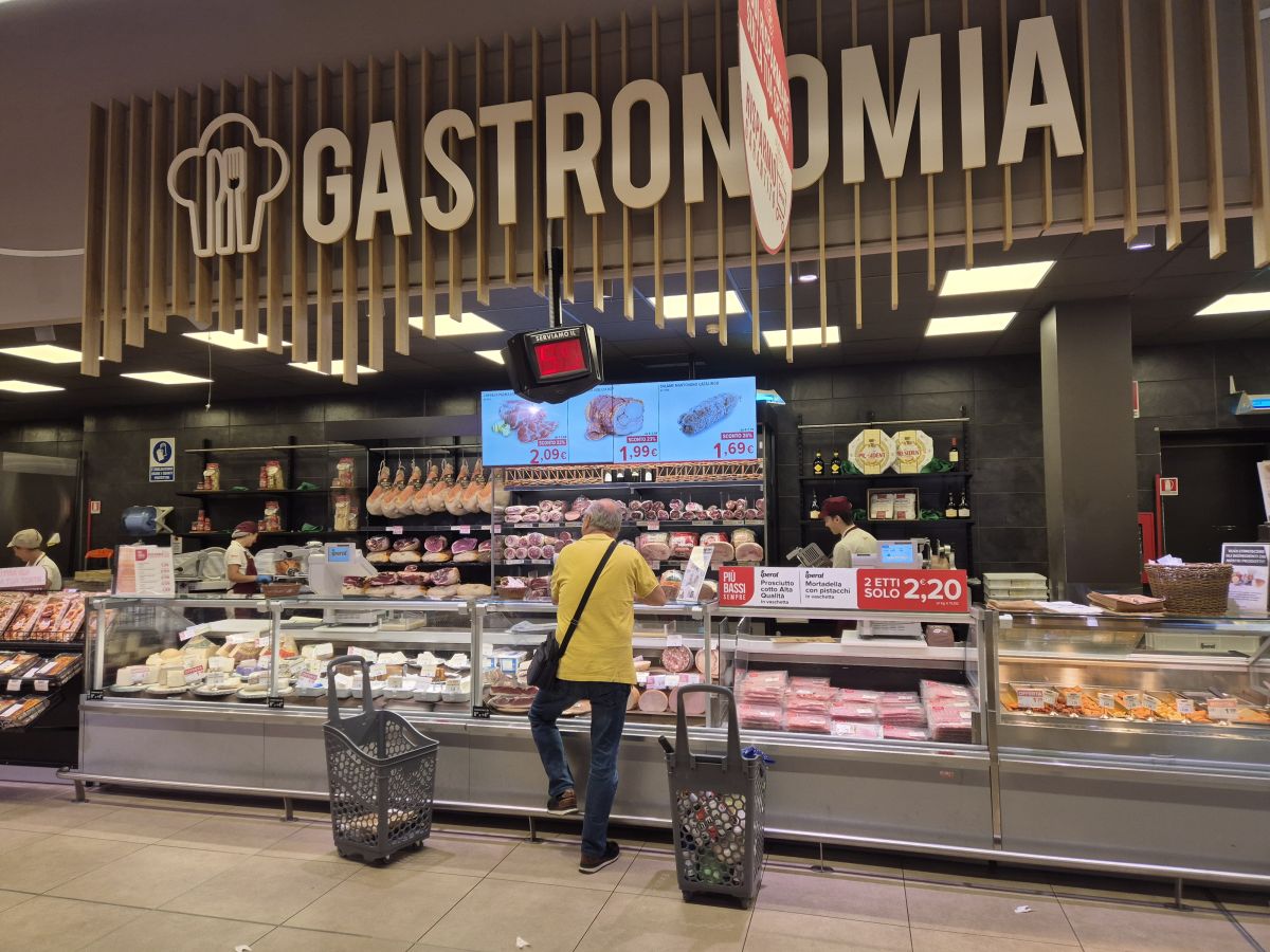 Vendite al dettaglio: a ottobre si ferma la caduta. Speranze nella corsa agli acquisti a Natale