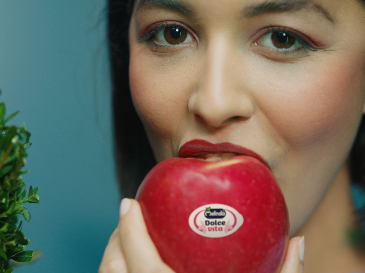 Melinda Dolcevita torna protagonista alla Milano Fashion Week