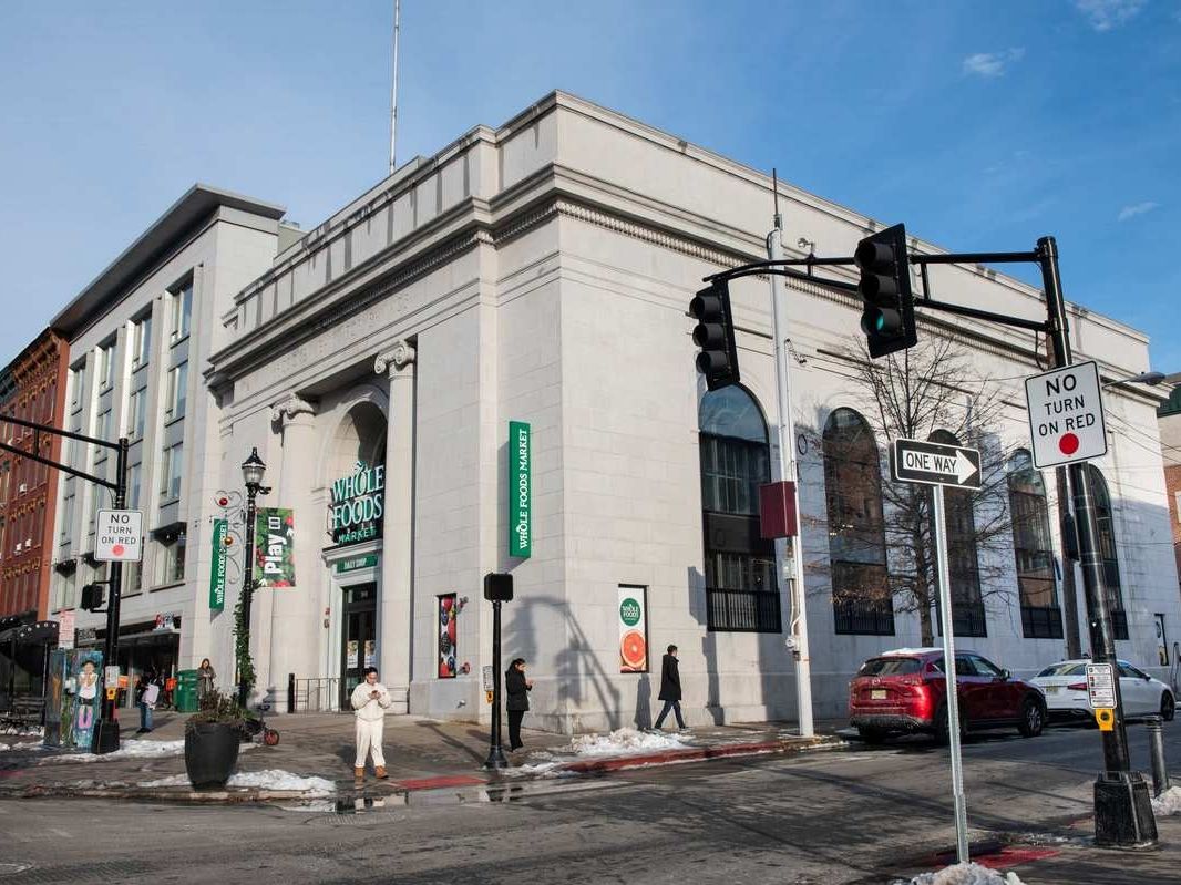 Amazon chiude tutti i negozi Fresh e Amazon Go. Focus su Whole Foods Market