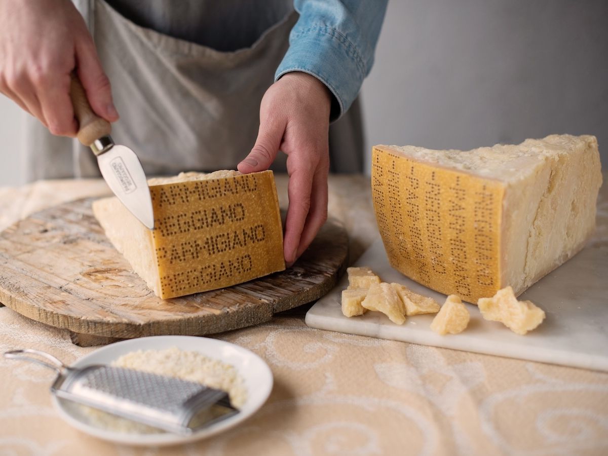 Il Parmigiano Reggiano protagonista con Whoopi Goldberg nelle puntate di Un posto al sole