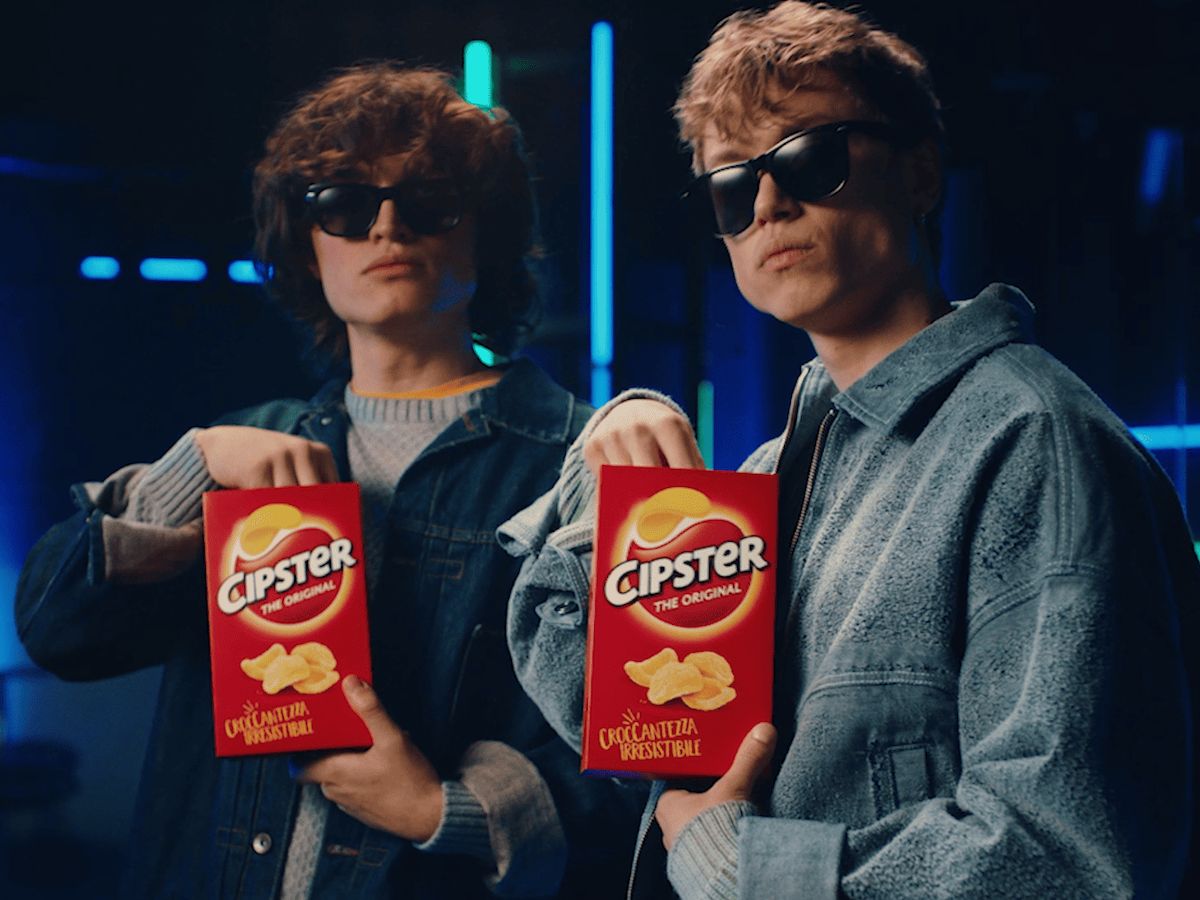Cipster torna in tv dopo oltre 10 anni con un nuovo manifesto che ne celebra l’iconicità