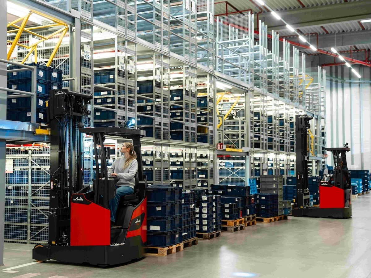 Linde amplia l’offerta con i nuovi carrelli retrattili Ri14 – Ri18