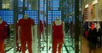 Uniqlo Heattech Installation all’Opéra di Parigi