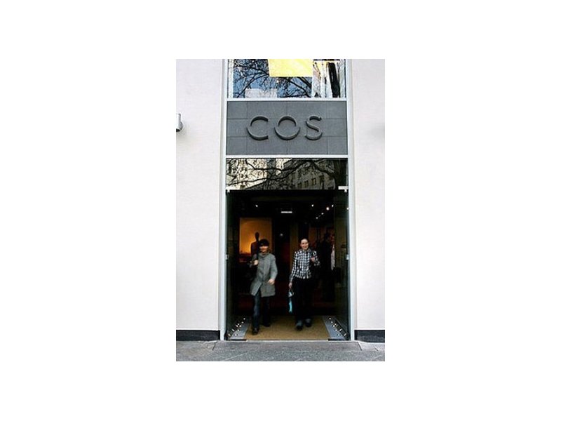 Cos apre uno store a Varsavia e si prepara a sbarcare a Milano
- Distribuzione Moderna Cos apre uno store a Varsavia e si prepara a sbarcare a Milano
- Distribuzione Moderna