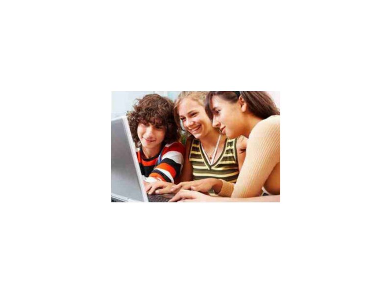Giovani italiani: grandi frequentatori dei social network Giovani italiani: grandi frequentatori dei social network