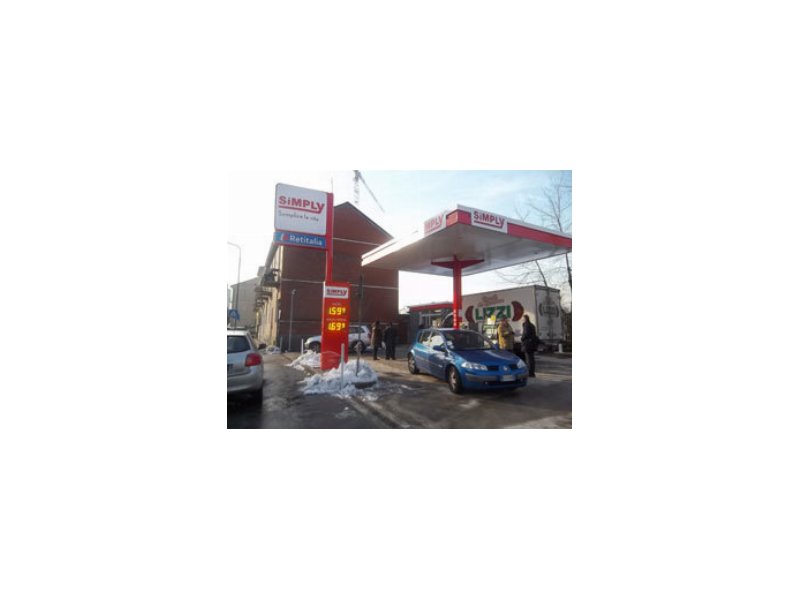 Simply apre il primo distributore di benzina milanese Simply apre il primo distributore di benzina milanese