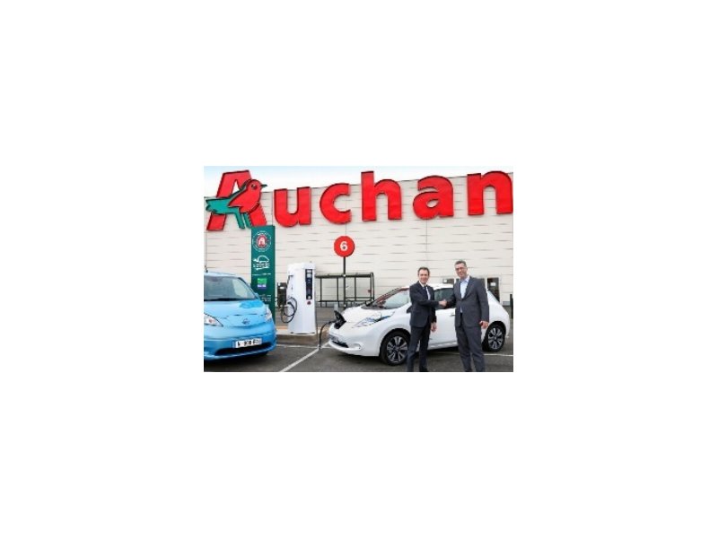 Auchan installa in Francia la sua prima colonnina per auto elettriche