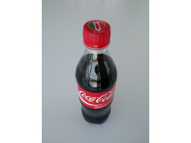 Coca Cola lancia le bottiglie con il tappo tricolore