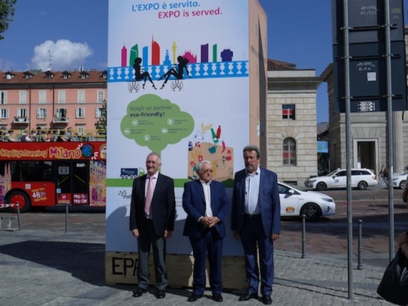 Palletways installa un pallet gigante in centro a Milano