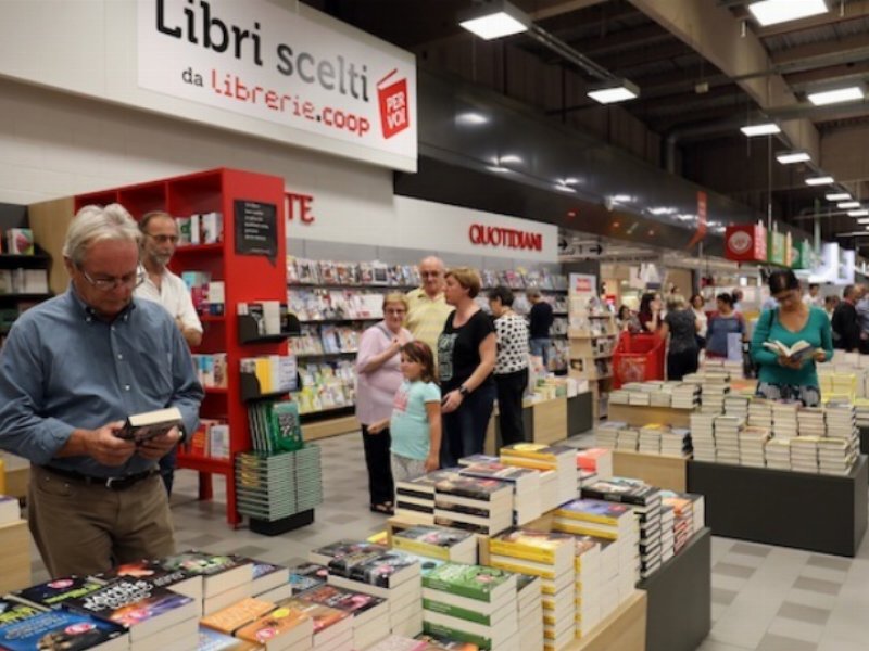 All’ipercoop di Modena il primo spazio “Libri scelti per voi”