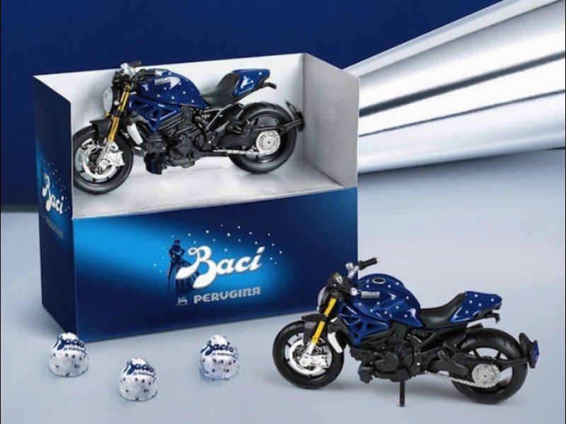 Baci Perugina celebra i 90 anni di Ducati con una riproduzione della moto