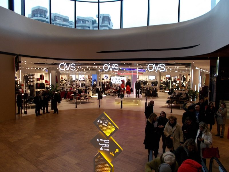 a-milano-apre-city-life-shopping-il-mall-che-sembra-una-via-del-centro