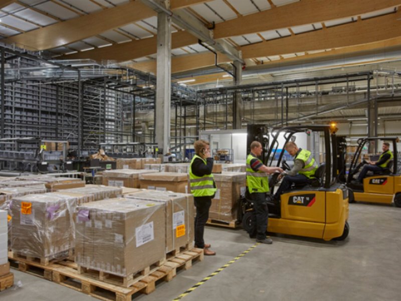 Cat propone i nuovi carrelli elevatori elettrici Lift Trucks